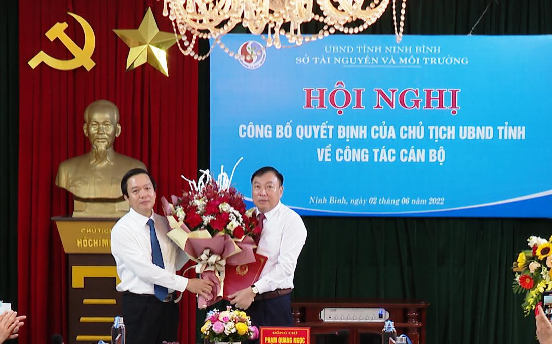 Chủ tịch UBND tỉnh Ninh Bình Phạm Quang Ngọc (trái) và ông Đinh Văn Tiên.