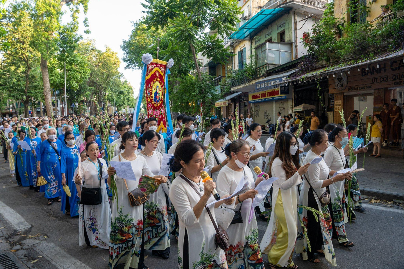 Các hội đoàn tham gia rước kiệu. Ảnh: TGP.