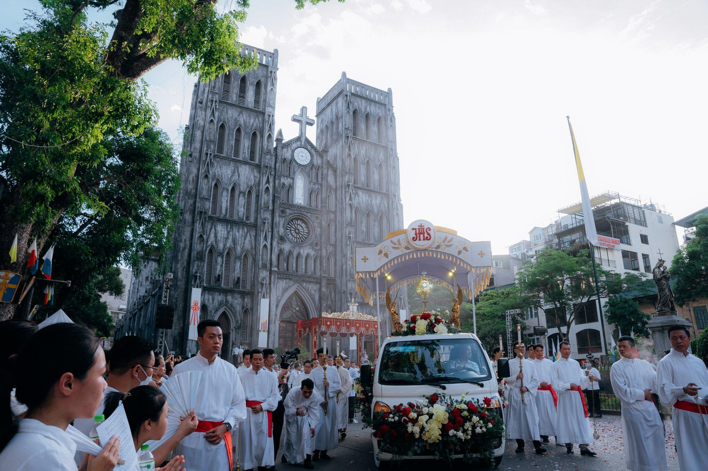 Hàng nghìn tín hữu tham gia rước kiệu. Ảnh: TGP.