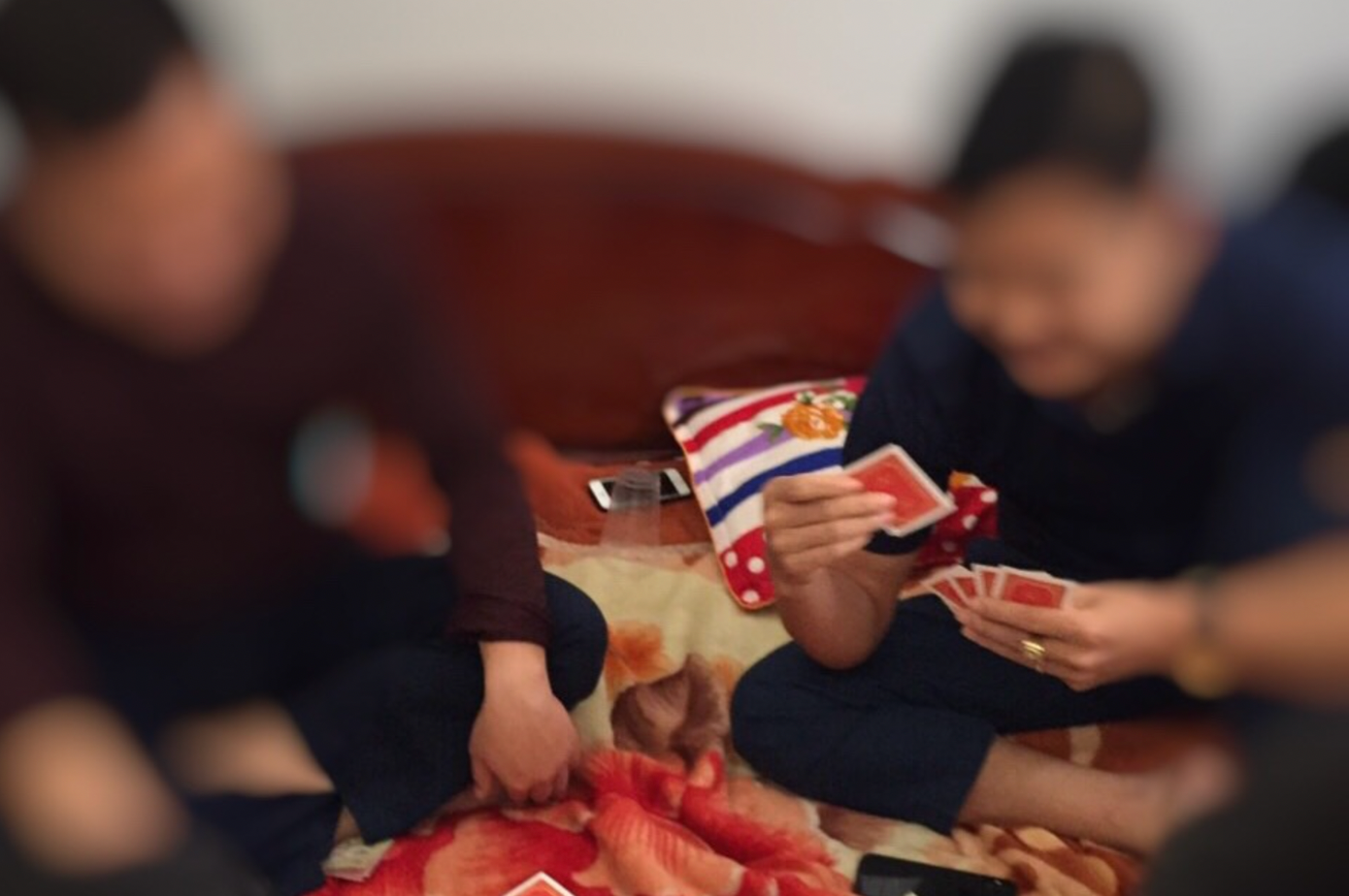 Hình ảnh nhóm người bị tố cáo có hành vi đánh bạc tại trụ sở Đội Thanh tra giao thông huyện Thanh Oai. Ảnh cắt từ clip.