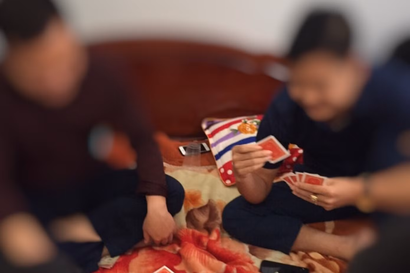 Hình ảnh nhóm người bị tố cáo có hành vi đánh bạc tại trụ sở Đội Thanh tra giao thông huyện Thanh Oai. Ảnh cắt từ clip.