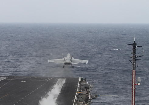 Được xem là một thành phố độc lập, USS George Washington (mã hiệu CVN-73) với lực đẩy là hai lò phản ứng hạt nhân, có thể chạy 800 km mỗi ngày. Hàng không mẫu hạm này hiện mang theo gần 70 chiếc máy bay và được mệnh danh là 