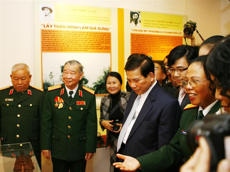 Chủ tịch nước và các tướng lĩnh xem triển lãm kỷ vật kháng chiến