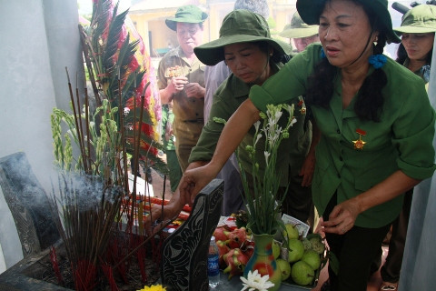 Những nén hương tưởng nhớ đồng đội. Ảnh: Trường Phong