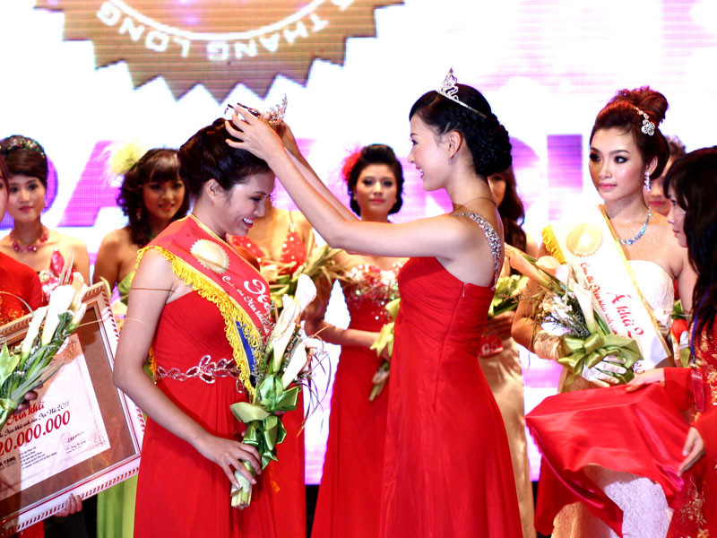 Đỗ Thùy Dương nhận vương miện từ Hoa khôi Imiss Thăng Long 2010 Phạm Thu Nga