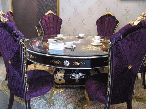 Bộ bàn ghế ăn dát vàng xung quanh ghế và dưới mặt kính bàn có giá 482 triệu đồng