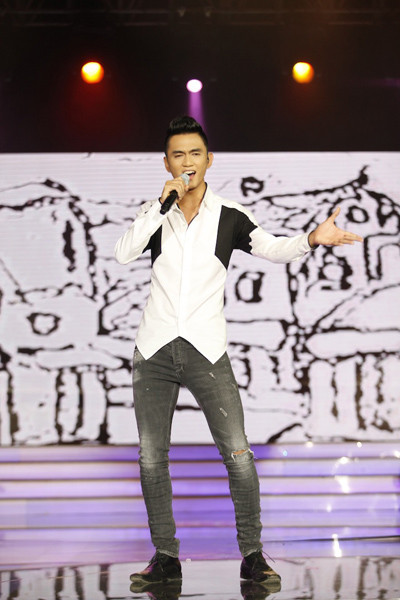 Vận động viên wushu Thanh Tùng gần như 'lột xác' với ca khúc 'Phố cổ', dù đây không thực sự là màn biểu diễn thành công. Từ trước đến nay, Thanh Tùng gắn với hình ảnh thư sinh, nhẹ nhàng, nhưng tối qua anh đã biết cách giao lưu với khán giả trong lúc biểu diễn. Tuy nhiên, anh vẫn để lộ khá nhiều nhược điểm trong giọng hát 