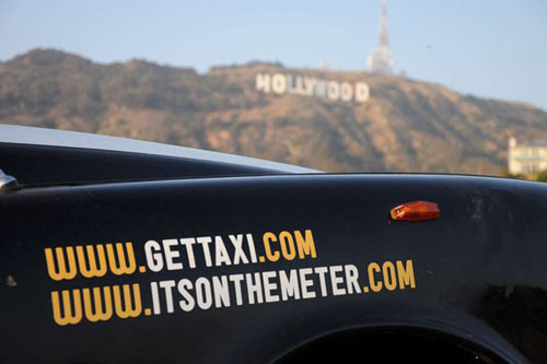 .. và đi qua trung tâm điện ảnh Hollywood, Mỹ