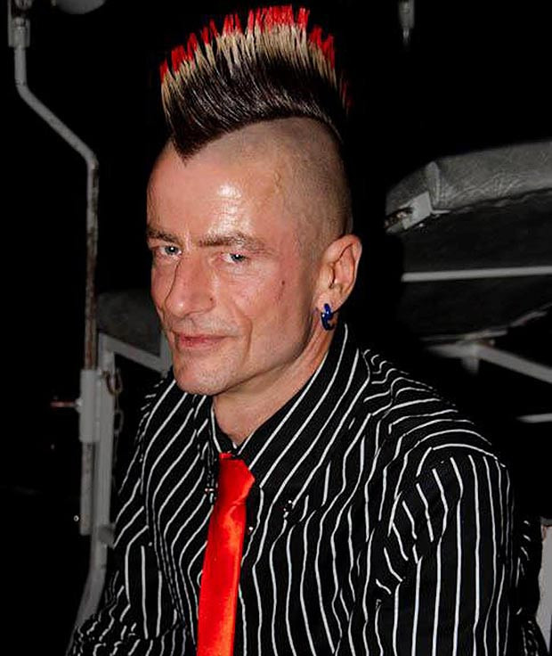 Anh David Playpenz, người tự nấu và ăn ngón tay của mình