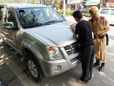 Với hành vi không chấp hành chỉ dẫn biển báo, lái xe biển số xanh 29A-00153 đã phải ký vào biên bản vi phạm. Ảnh: Trọng Đảng