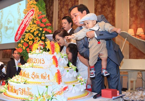 Trong buổi lễ cúng ông bà tổ tiên vào sáng 21/9, theo nghi lễ truyền thống, gia đình đã để rất nhiều đồ vật cho cậu bé 1 tuổi Huỳnh Hằng Hữu bốc thăm; thật ngẫu nhiên khi cậu bé Hữu đã nắm ngay lấy chuỗi tràng hạt đầu tiên và sau đó là chiếc chuông đồng nhỏ…