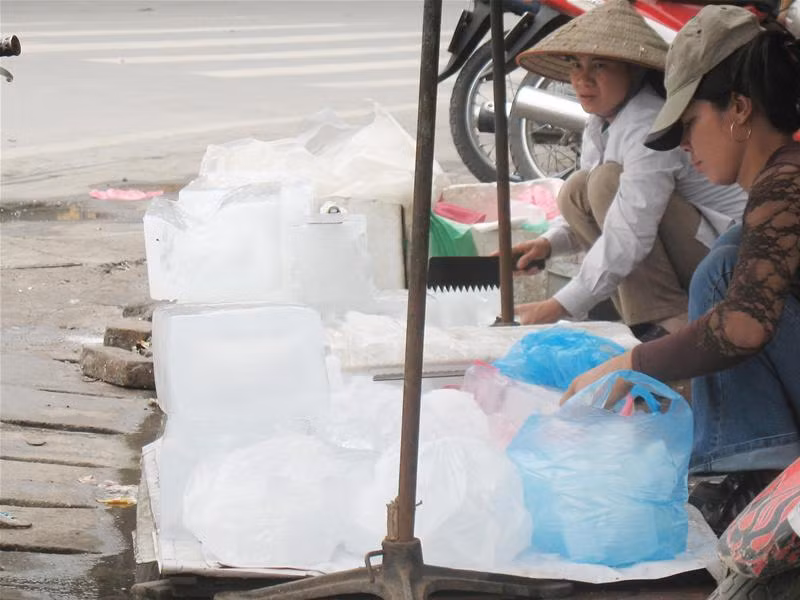 Chặt chia đá bằng dao răng cưa đã rỉ sắt. Ảnh Hải Yến