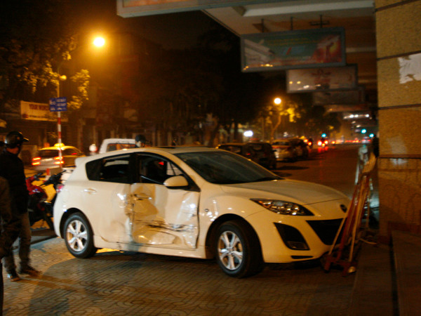 Chiếc Mazda bay lên vỉa hè sau cú va chạm