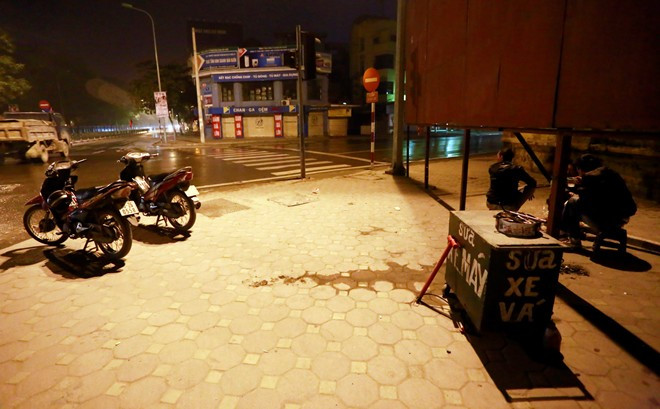 Cánh xe ôm, sửa xe máy buổi tối chờ khách trên đường Nguyễn Thái Học 
