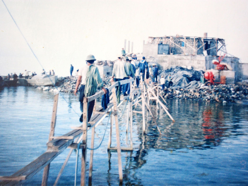 Làm cầu từ tàu sang đảo chìm để chuyển vật liệu xây dựng