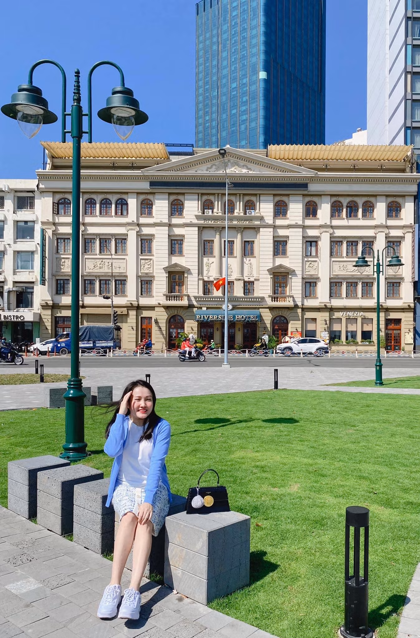 Công viên bến Bạch Đằng thu hút nhiều bạn trẻ đến "check-in" - Ảnh: Katie Linh. Công viên bến Bạch Đằng thu hút nhiều bạn trẻ đến "check-in" - Ảnh: Katie Linh.