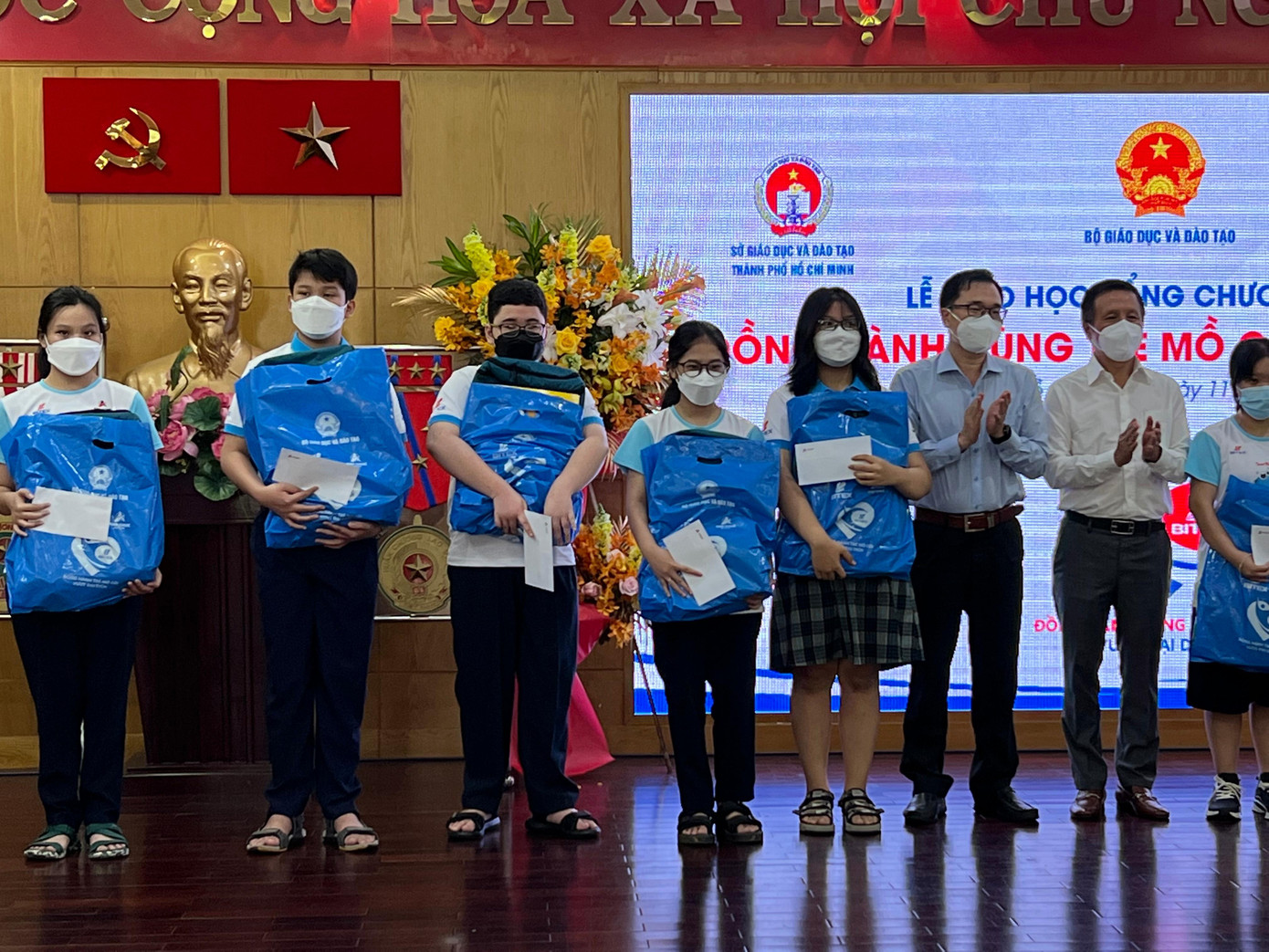 Các bạn học sinh TP.HCM nhận học bổng hỗ trợ từ chương trình. Các bạn học sinh TP.HCM nhận học bổng hỗ trợ từ chương trình.