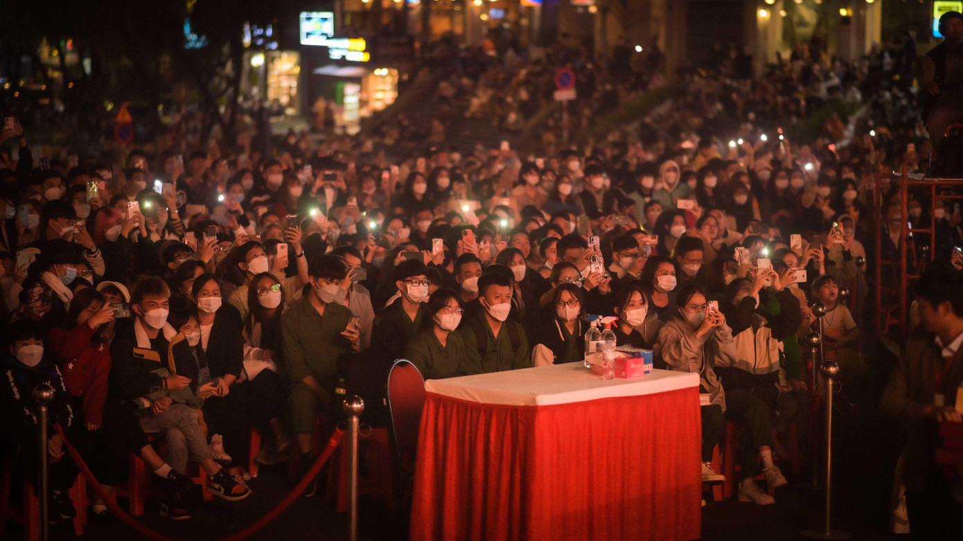 Khán giả phủ kín quảng trường trung tâm trước khu vực chợ Đà Lạt để thưởng thức nghệ thuật.