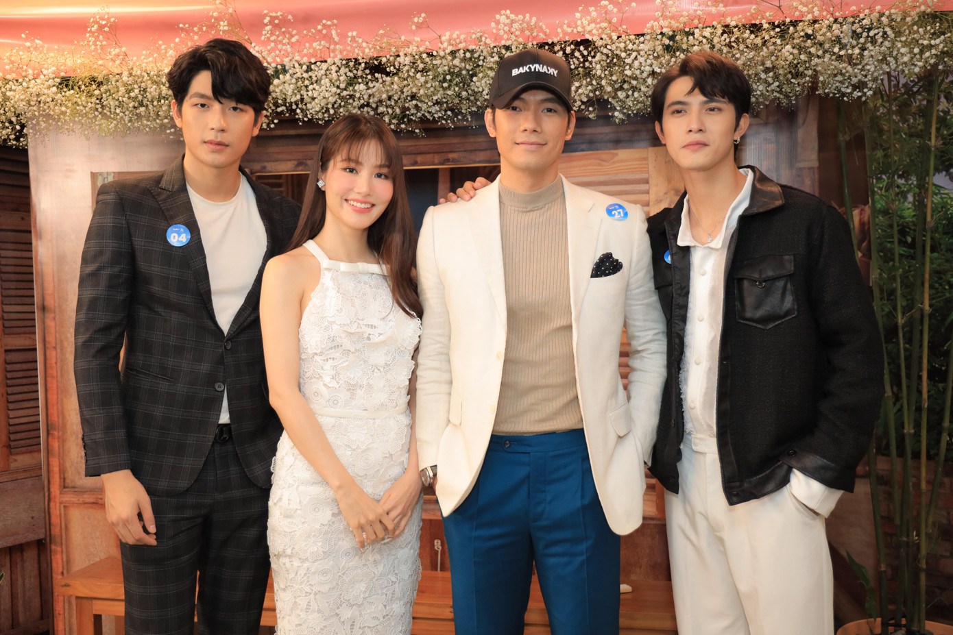 Các diễn viên phim "Giấc Mơ Của Mẹ": Quốc Anh, Diễm My, Nhan Phúc Vinh và Trần Ngọc Vàng vui vẻ chụp hình chung. Các diễn viên phim "Giấc Mơ Của Mẹ": Quốc Anh, Diễm My, Nhan Phúc Vinh và Trần Ngọc Vàng vui vẻ chụp hình chung.