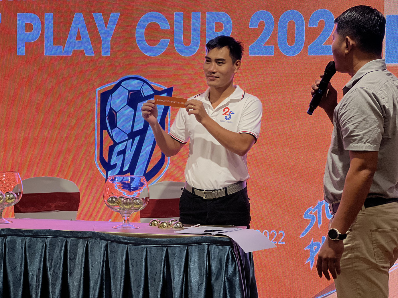 BTC bốc thăm chia 2 bảng thi đấu cho 8 trường Đại học. BTC bốc thăm chia 2 bảng thi đấu cho 8 trường Đại học.