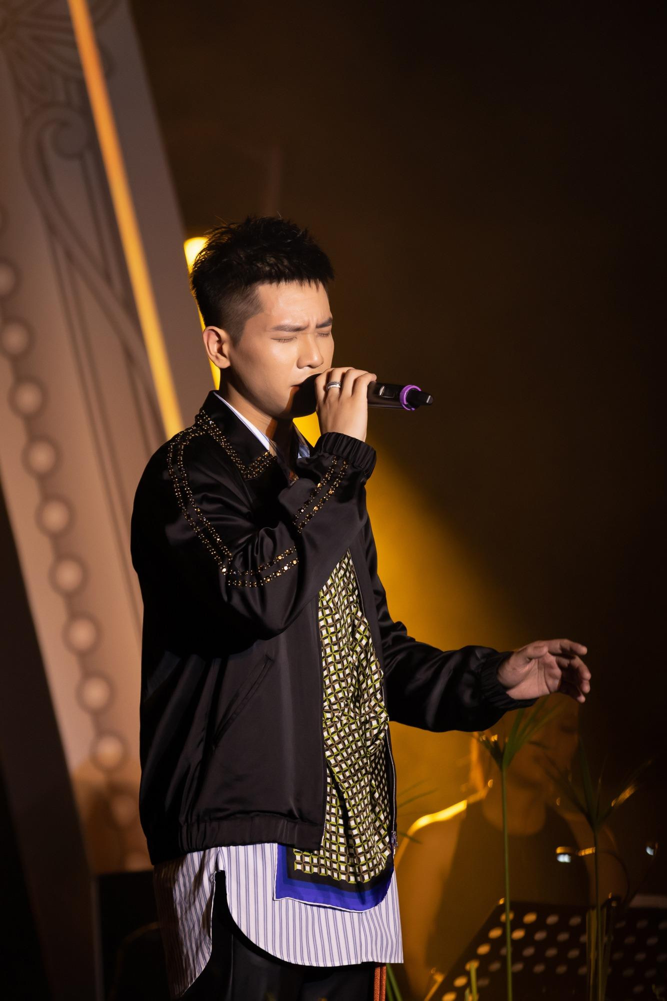 Quân A.P cũng là một ca sĩ khách mời trong đêm nhạc