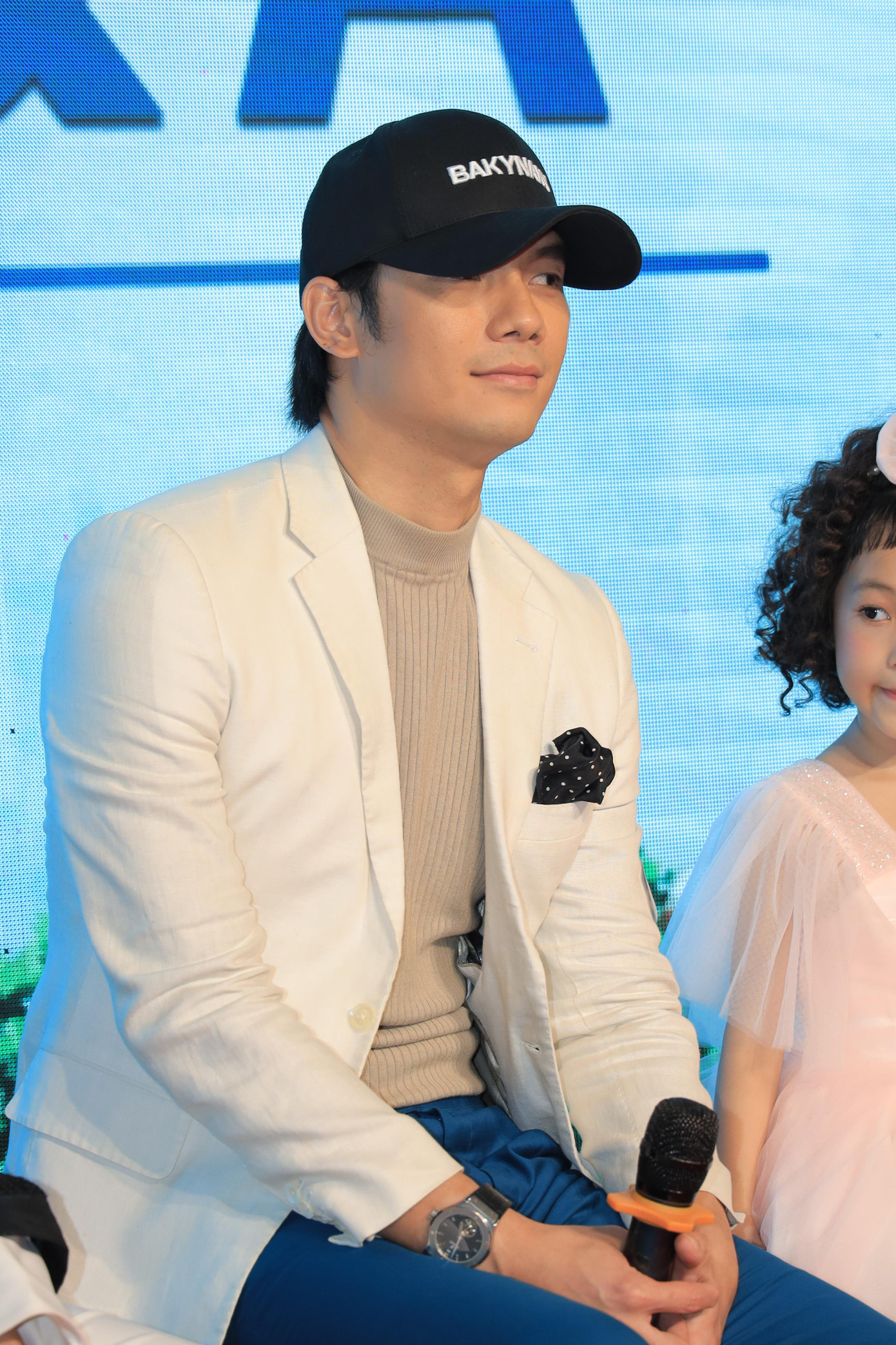 Diễm My nghĩ rằng Nhan Phúc Vinh là hình mẫu lý tưởng của rất nhiều bạn gái. Diễm My nghĩ rằng Nhan Phúc Vinh là hình mẫu lý tưởng của rất nhiều bạn gái.