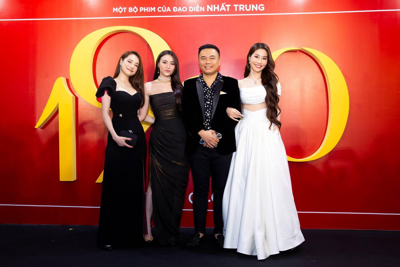 Nhã Phương và đạo diễn Nhất Trung chụp ảnh chung như chưa từng có mâu thuẫn. Nhã Phương và đạo diễn Nhất Trung chụp ảnh chung như chưa từng có mâu thuẫn.