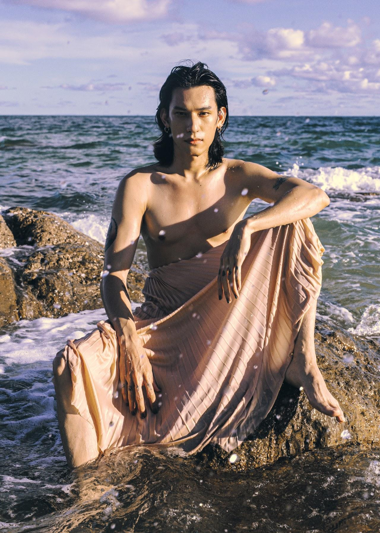 Vóc dáng cân đối cùng gương mặt góc cạnh, sắc nét giúp Trần Tín có thể biến hoá trong nhiều phong cách khác nhau. Vóc dáng cân đối cùng gương mặt góc cạnh, sắc nét giúp Trần Tín có thể biến hoá trong nhiều phong cách khác nhau.