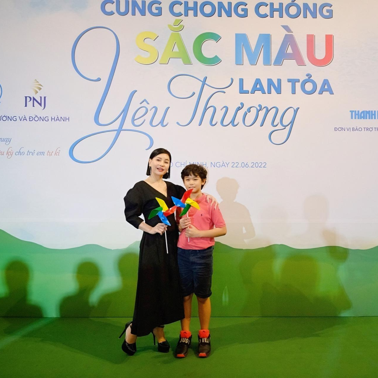 Diễn viên Cát Phượng tươi tắn tại sự kiện cùng con trai.