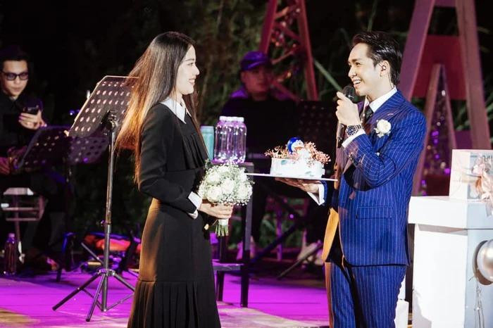 Bạch Công Khanh có phần không thoải mái khi được fan nhờ đưa quà Bạch Công Khanh có phần không thoải mái khi được fan nhờ đưa quà