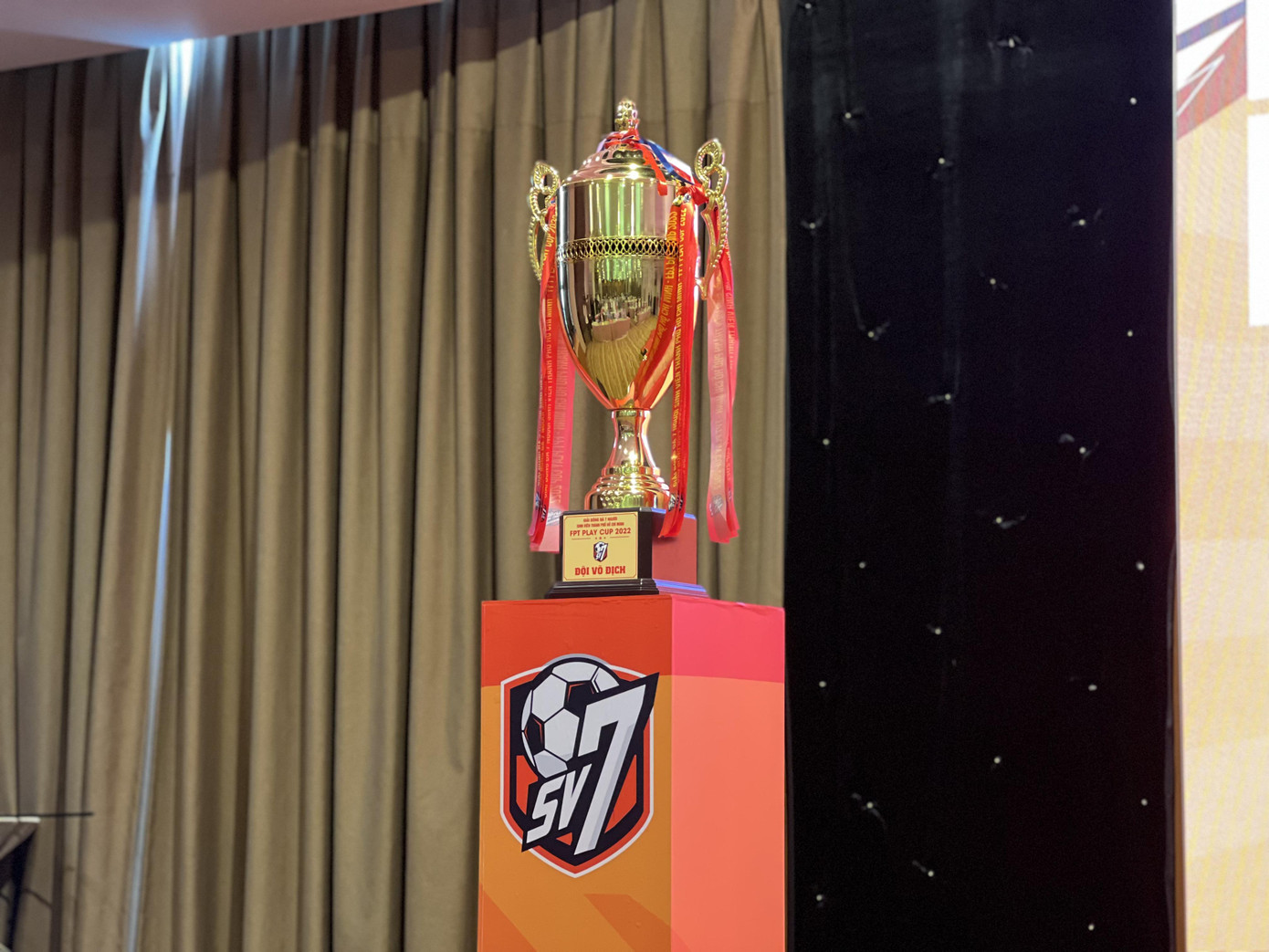 Cận cảnh chiếc cúp vô địch của Giải Bóng đá 7 người dành cho sinh viên tại TP.HCM. Cận cảnh chiếc cúp vô địch của Giải Bóng đá 7 người dành cho sinh viên tại TP.HCM.