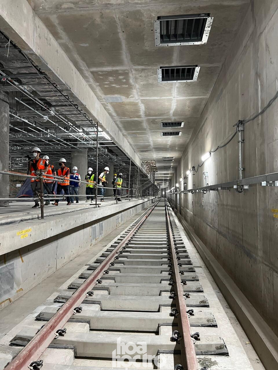 Đoạn đường ray dài hơn 660m, rộng hơn 1,4m đã hoàn tất lắp đặt, chờ ngày được đón đưa du khách.