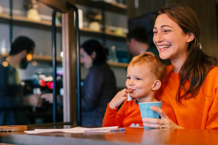 Cha mẹ nên dạy con nhỏ những điều nên làm và không nên làm ở nơi công cộng. Ảnh: iStock. Cha mẹ nên dạy con nhỏ những điều nên làm và không nên làm ở nơi công cộng. Ảnh: iStock.