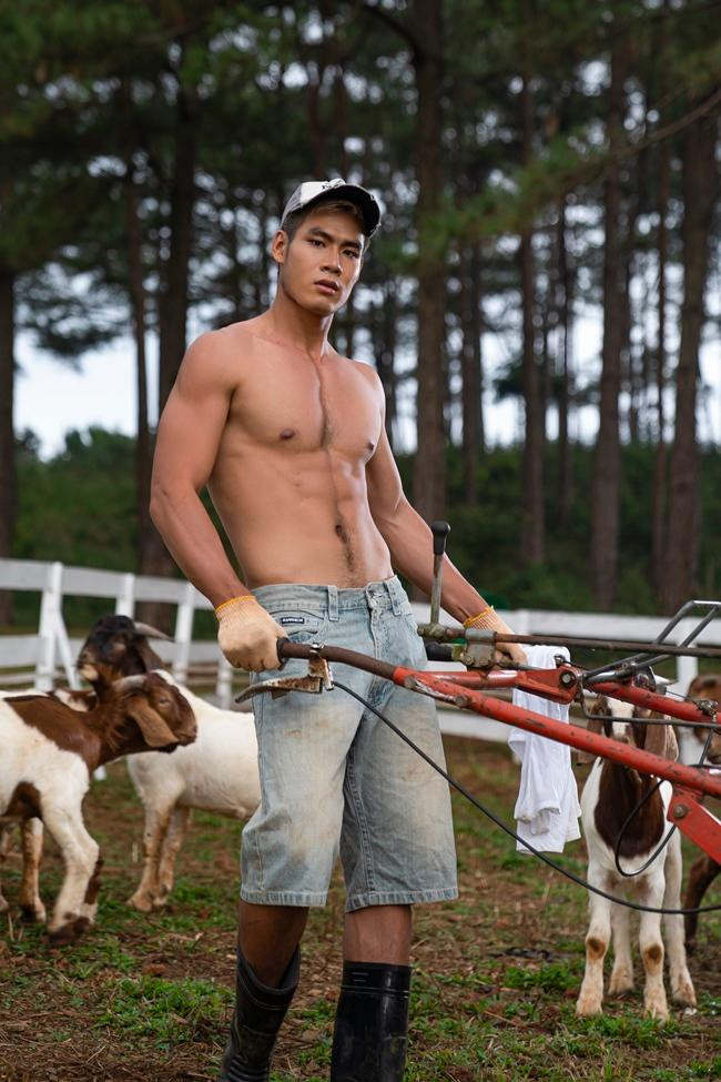 Hình ảnh Chiếu Linh với với công việc của một người làm vườn nhận được nhiều lời khen ngợi.