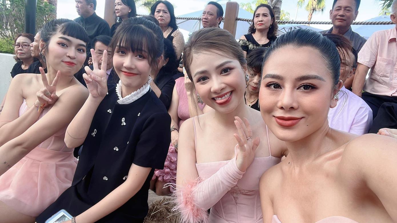 Hội "đồng chí" của Diệu Nhi trong Sao Nhập Ngũ đã có mặt đông đủ. Hội "đồng chí" của Diệu Nhi trong Sao Nhập Ngũ đã có mặt đông đủ.