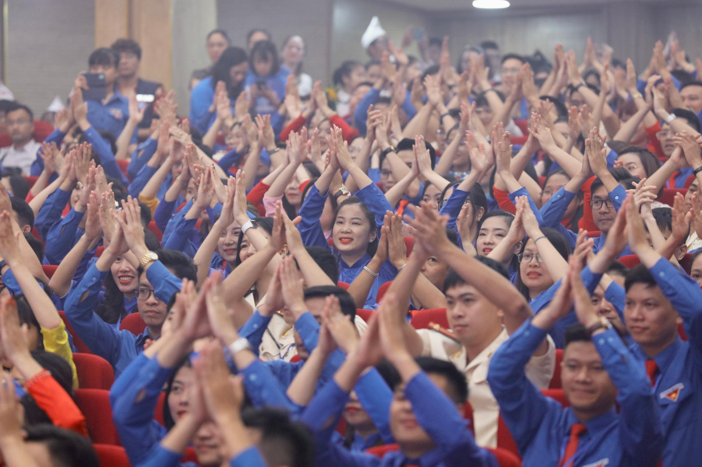 Không khí vui tươi phấn khởi tại phiên trọng thể Đại hội. (Ảnh: Như Ý)