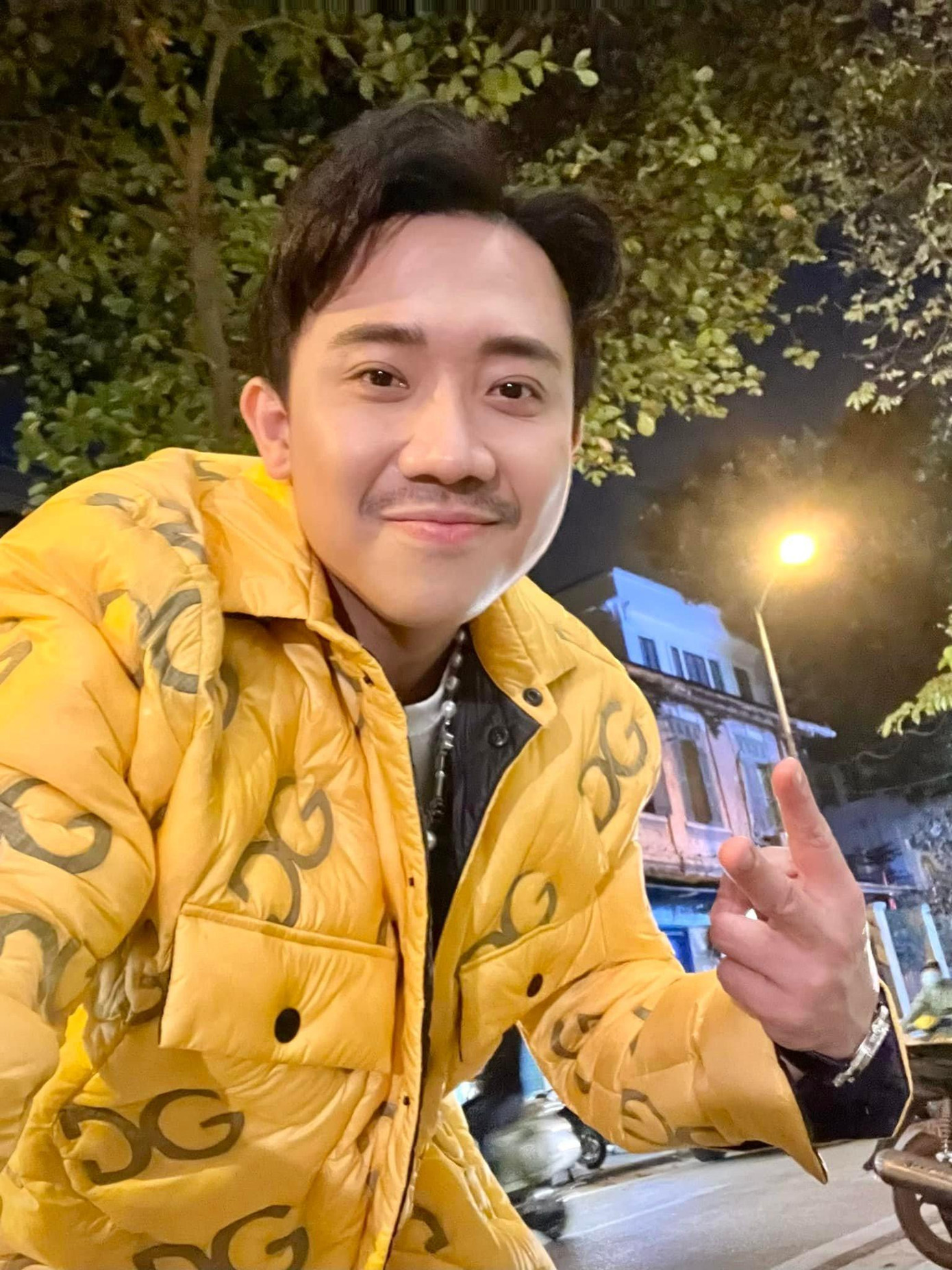 Câu chuyện Trấn Thành bất ngờ bị "vay nóng" 500 triệu từ một người "lạ hoắc" khiến cộng đồng mạng vô cùng chú ý. Câu chuyện Trấn Thành bất ngờ bị "vay nóng" 500 triệu từ một người "lạ hoắc" khiến cộng đồng mạng vô cùng chú ý.