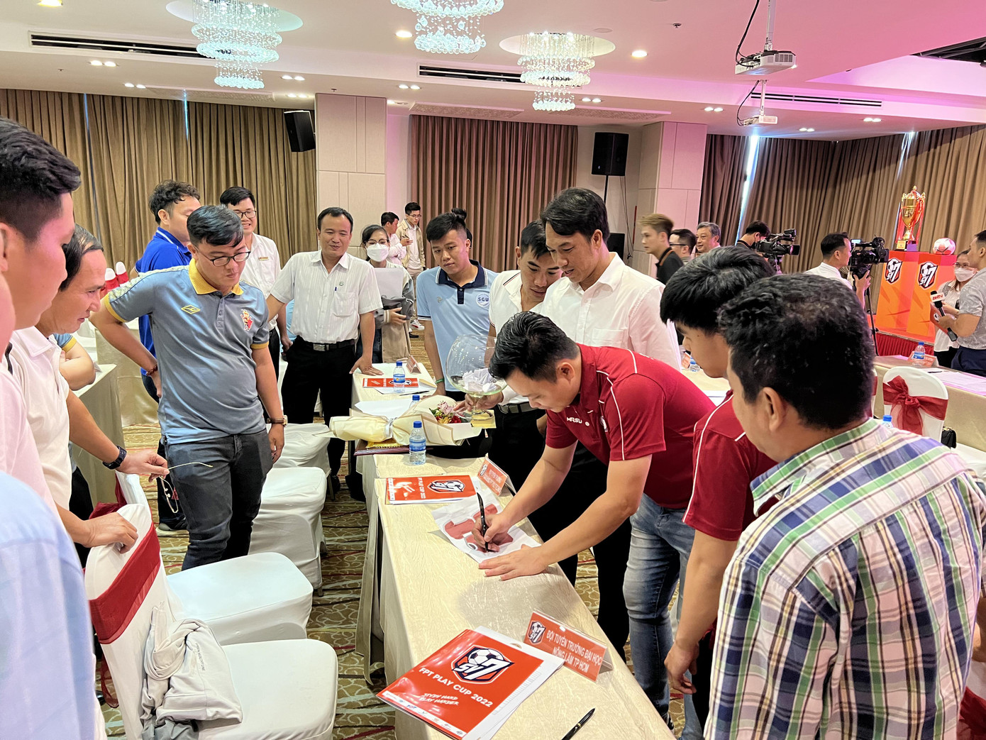 Đại diện các trường đại học nghe phổ biến điều lệ thi đấu. Đại diện các trường đại học nghe phổ biến điều lệ thi đấu.