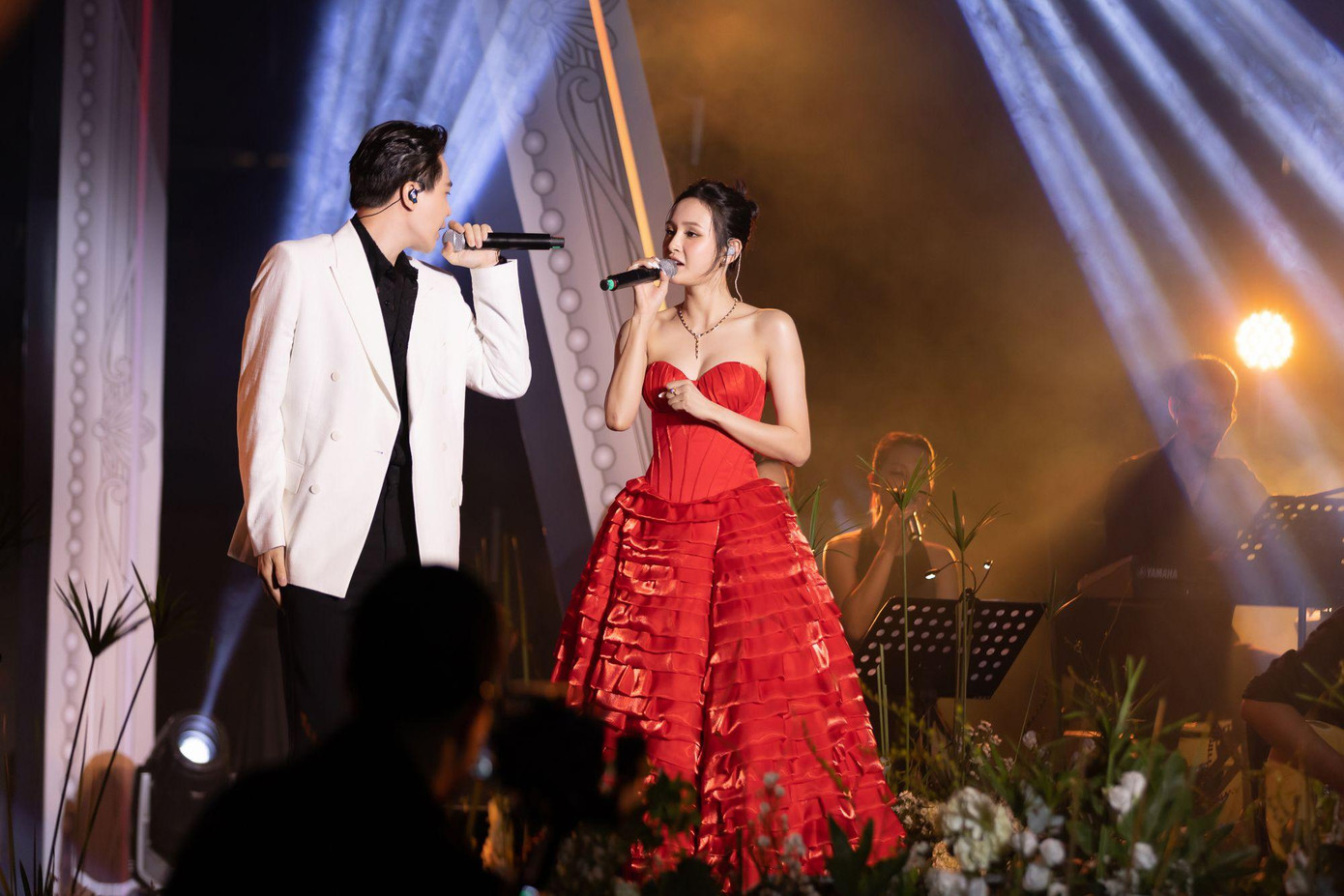 Hiền Hồ song ca cùng Trịnh Thăng Bình.