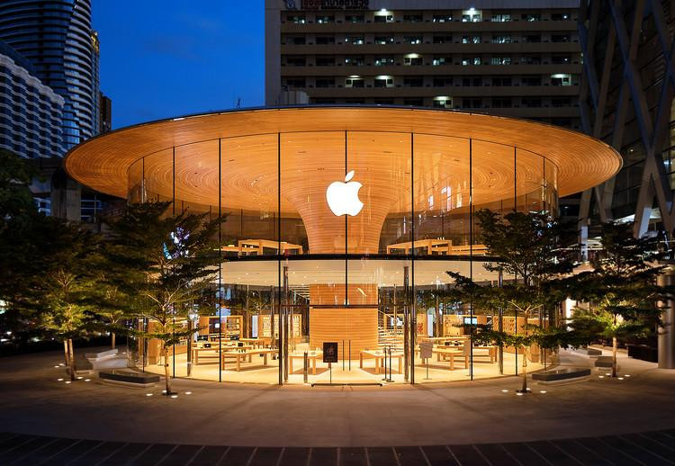 Cửa hàng Apple Store nằm ngoài trung tâm thương mại Central World ở Bangkok (Thái Lan).