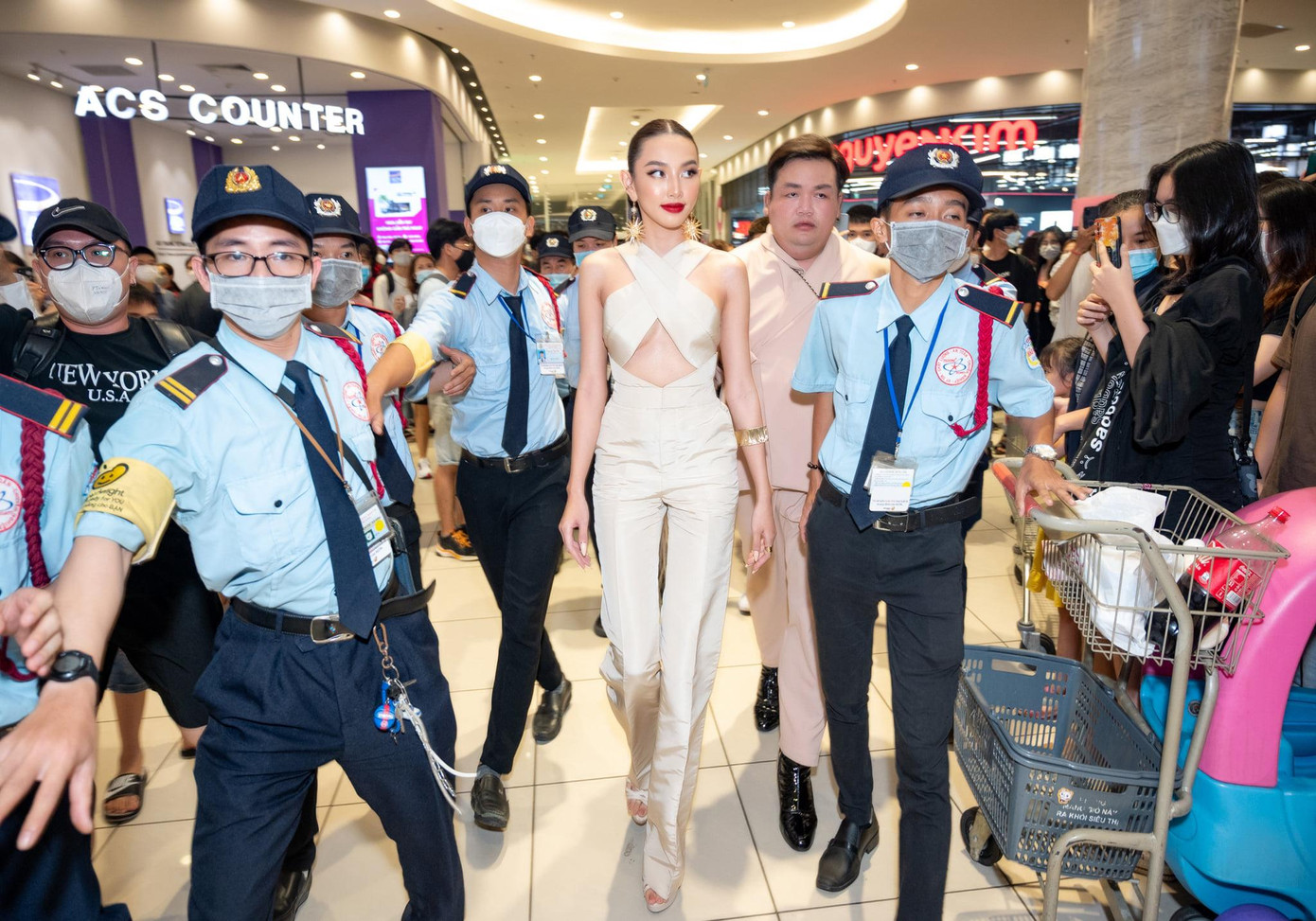 Hoa hậu Thùy Tiên được nhiều bảo vệ hộ tống tại sự kiện. Ảnh: Thành Luân.
