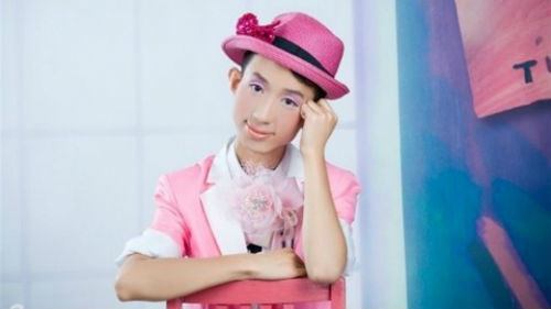 "Chàng trai màu hồng" khiến cư dân mạng xôn xao.