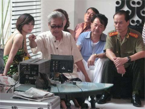 Đạo diễn Long Vân (thứ 2 từ trái qua) đang chỉ đạo cảnh quay