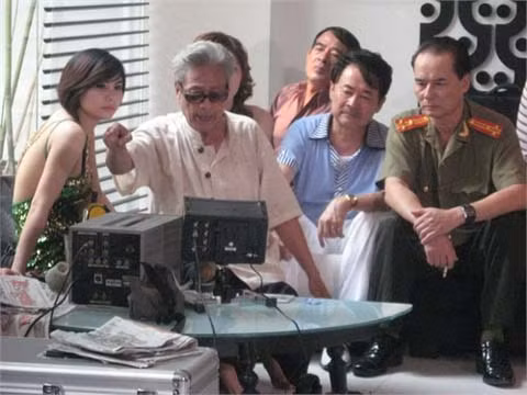 Đạo diễn Long Vân (thứ 2 từ trái qua) đang chỉ đạo cảnh quay. Đạo diễn Long Vân (thứ 2 từ trái qua) đang chỉ đạo cảnh quay