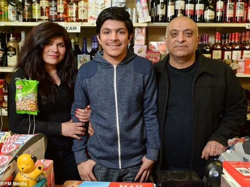 Niraj Kumar bên bố mẹ. Niraj Kumar bên bố mẹ