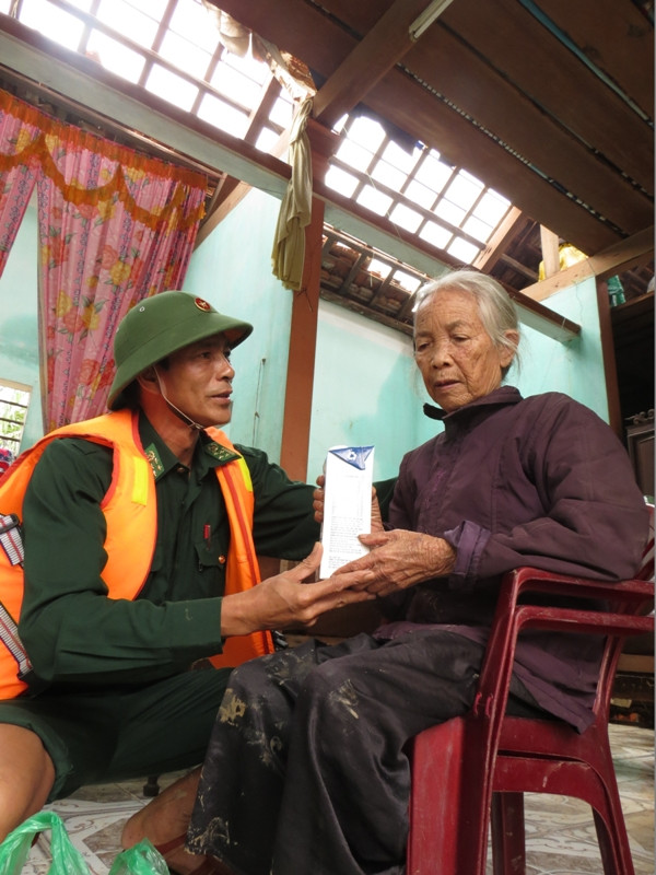 Ông Lương Ngọc Bội, tặng sữa cho mẹ liệt sỹ