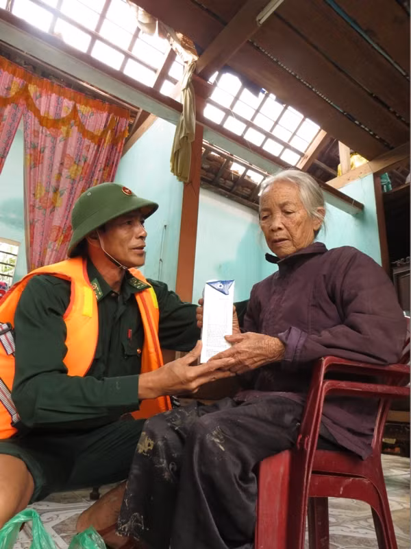 Ông Lương Ngọc Bội, tặng sữa cho mẹ liệt sỹ