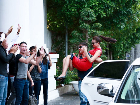 Thanh Hằng bất ngờ được Adam bế bổng khiến các thí sinh rất phấn khích