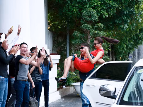 Thanh Hằng bất ngờ được Adam bế bổng khiến các thí sinh rất phấn khích