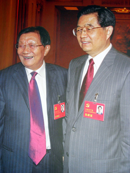 Ông Vũ Nhân Bảo (trái) đứng cạnh Chủ tịch nước Trung Quốc Hồ Cẩm Đào